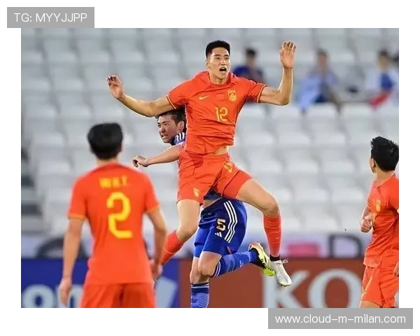 前锋单挑门将推射偏出，全队愣住